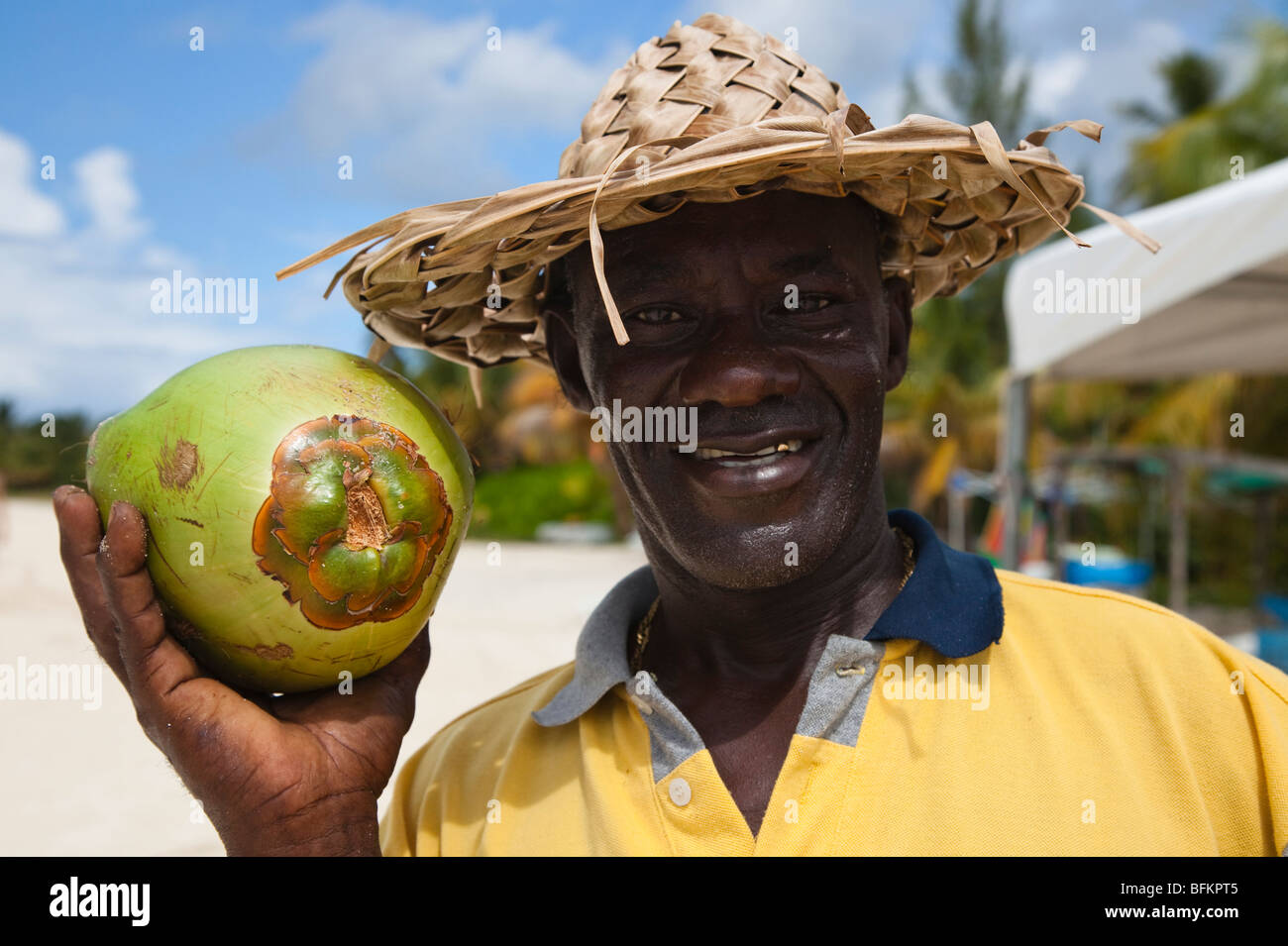 'Sammy' von Antigua, der sammelt Kokosnüsse und Sonnenhüte von den Fasern Stockfoto