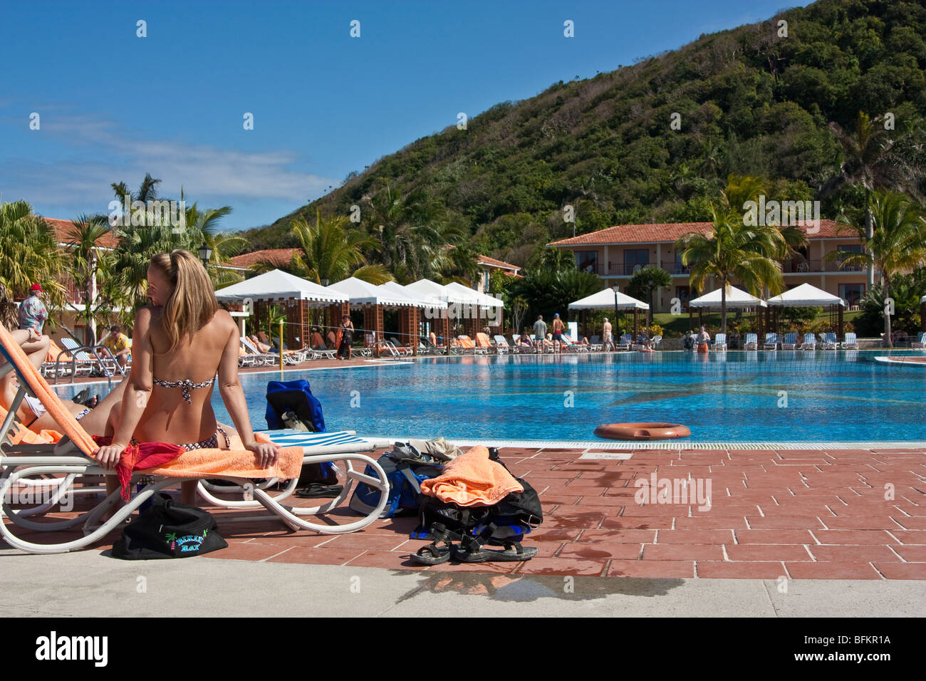 Junge Frau, die Ruhe am Pool in einem karibischen Luxusresort, Kuba Stockfoto