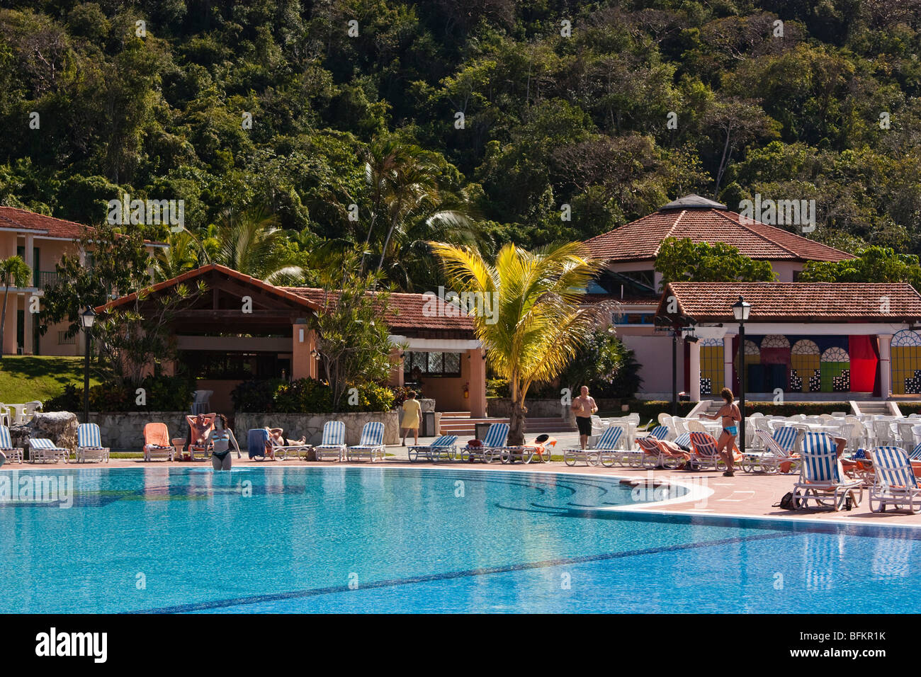 Menschen, die Ruhe am Pool in einem karibischen Resort, Kuba, windgeschützt durch den Berg Stockfoto