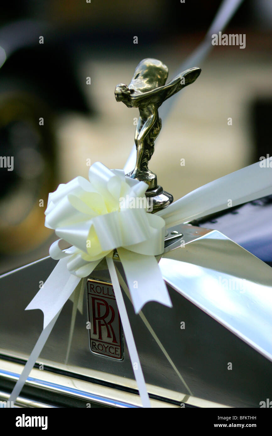 Die Spirit of Ecstasy, auch genannt "Silver Lady" oder "Flying Lady" Kühlerfigur auf Rolls-Royce Autos für Hochzeitsauto geschmückt. Stockfoto