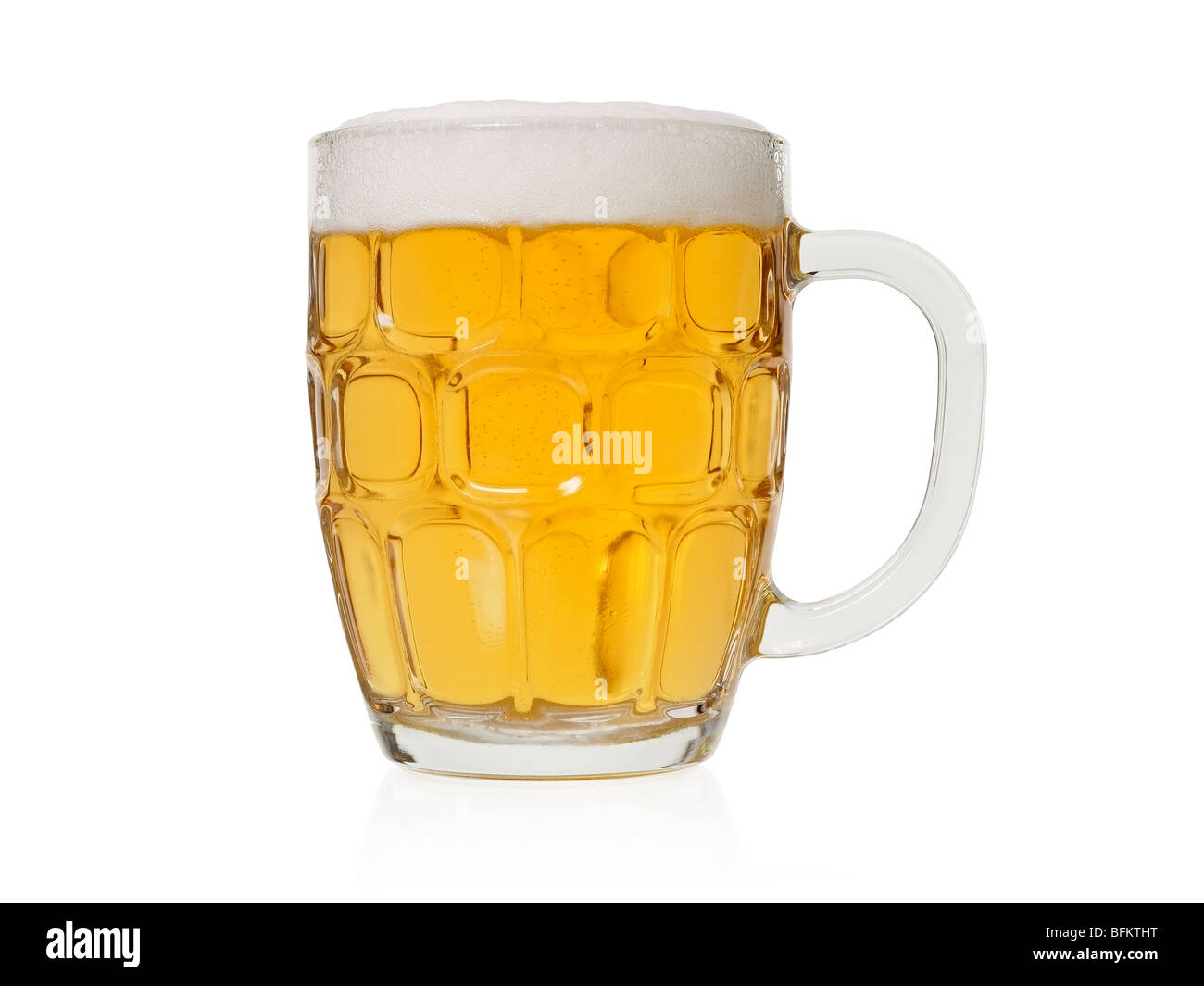 Glas Bier serviert in einem traditionellen englischen Pint Glas Stockfoto