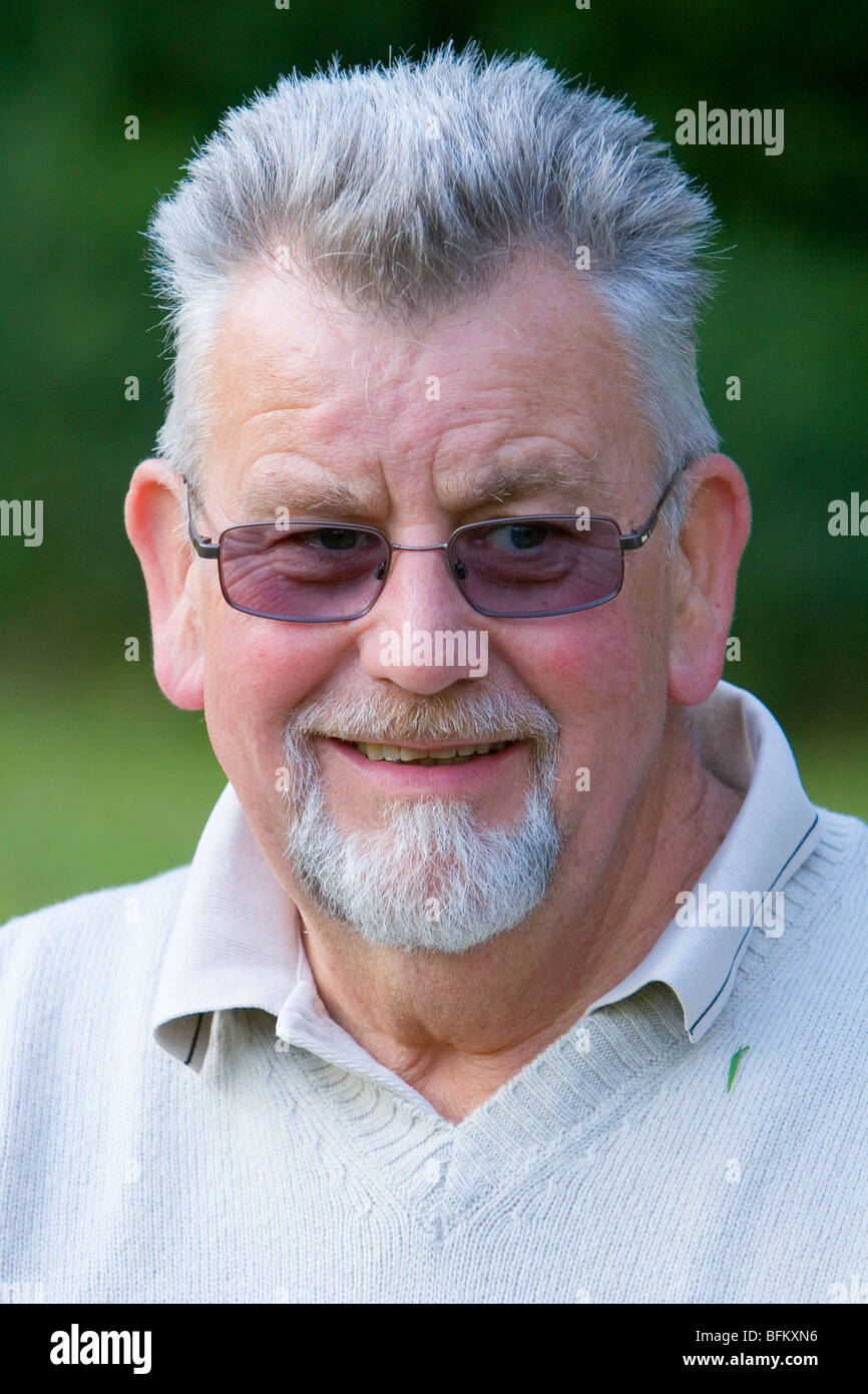 Weißer Mann mittleren Alters außerhalb von der Kamera weg schauen und Lächeln Stockfoto