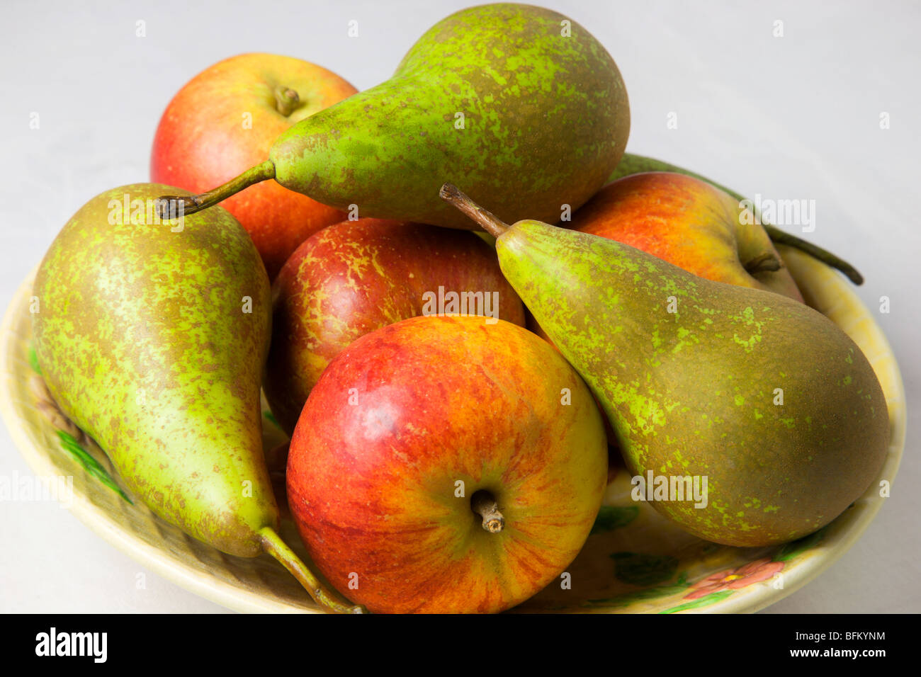 Englisch Cox Äpfel und Birnen der Konferenz in einer Schüssel Stockfoto