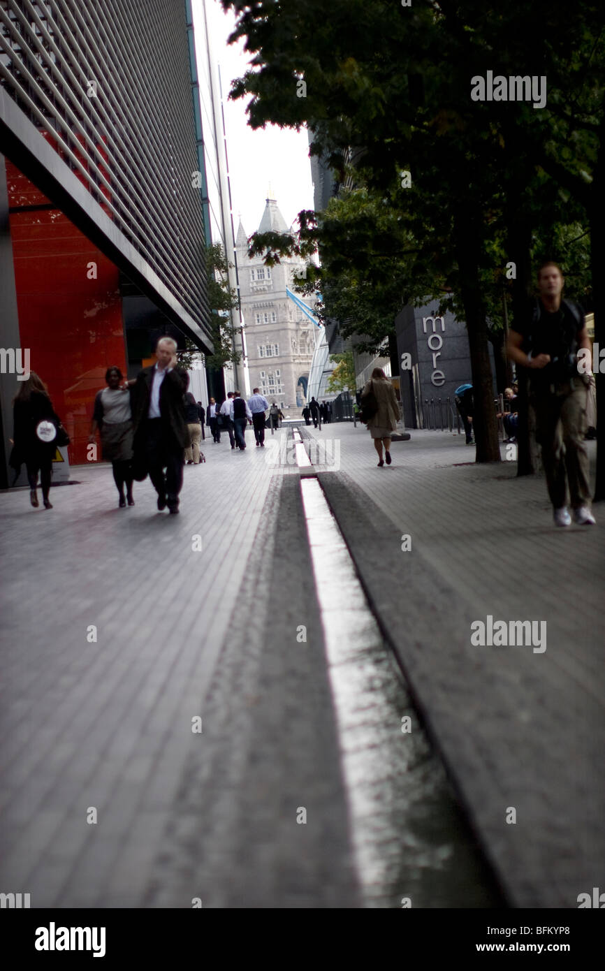 Mehr London Place liegt in der Nähe des ruhigen Rill Water Feature, mit der majestätischen Tower Bridge im Hintergrund Stockfoto
