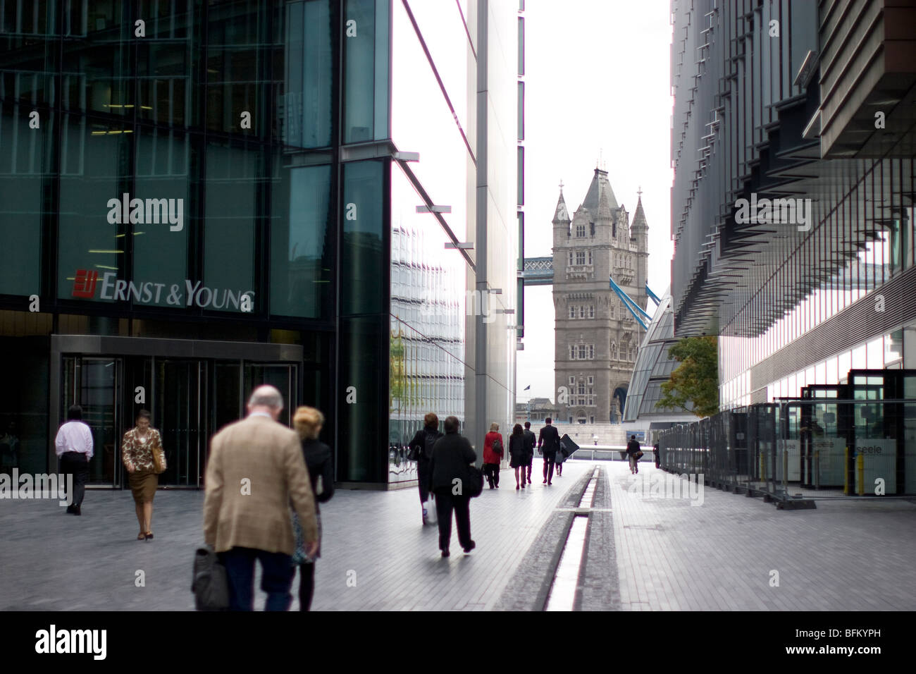 Ernst &amp; Young, London Platz, mit Tower Bridge im Hintergrund Stockfoto