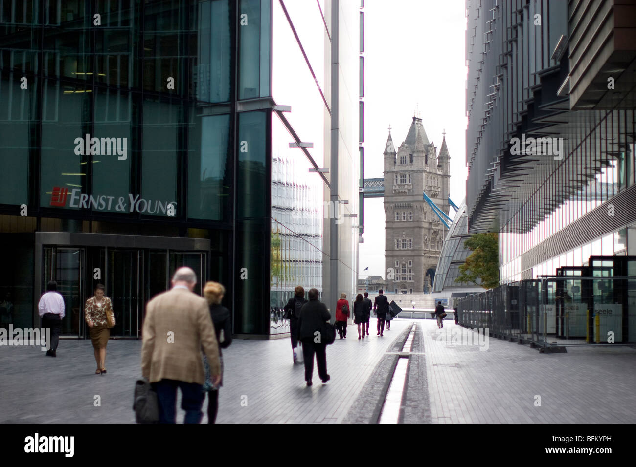 Ernst & Young Buchhalter am More London Place befindet sich in der Nähe des ruhigen Rill Water Feature mit der majestätischen Tower Bridge im Hintergrund Stockfoto Ernst & Young Buchhalter am More London Place befindet sich in der Nähe des ruhigen Rill Water Feature mit der majestätischen Tower Bridge im Hintergrund Stockfoto