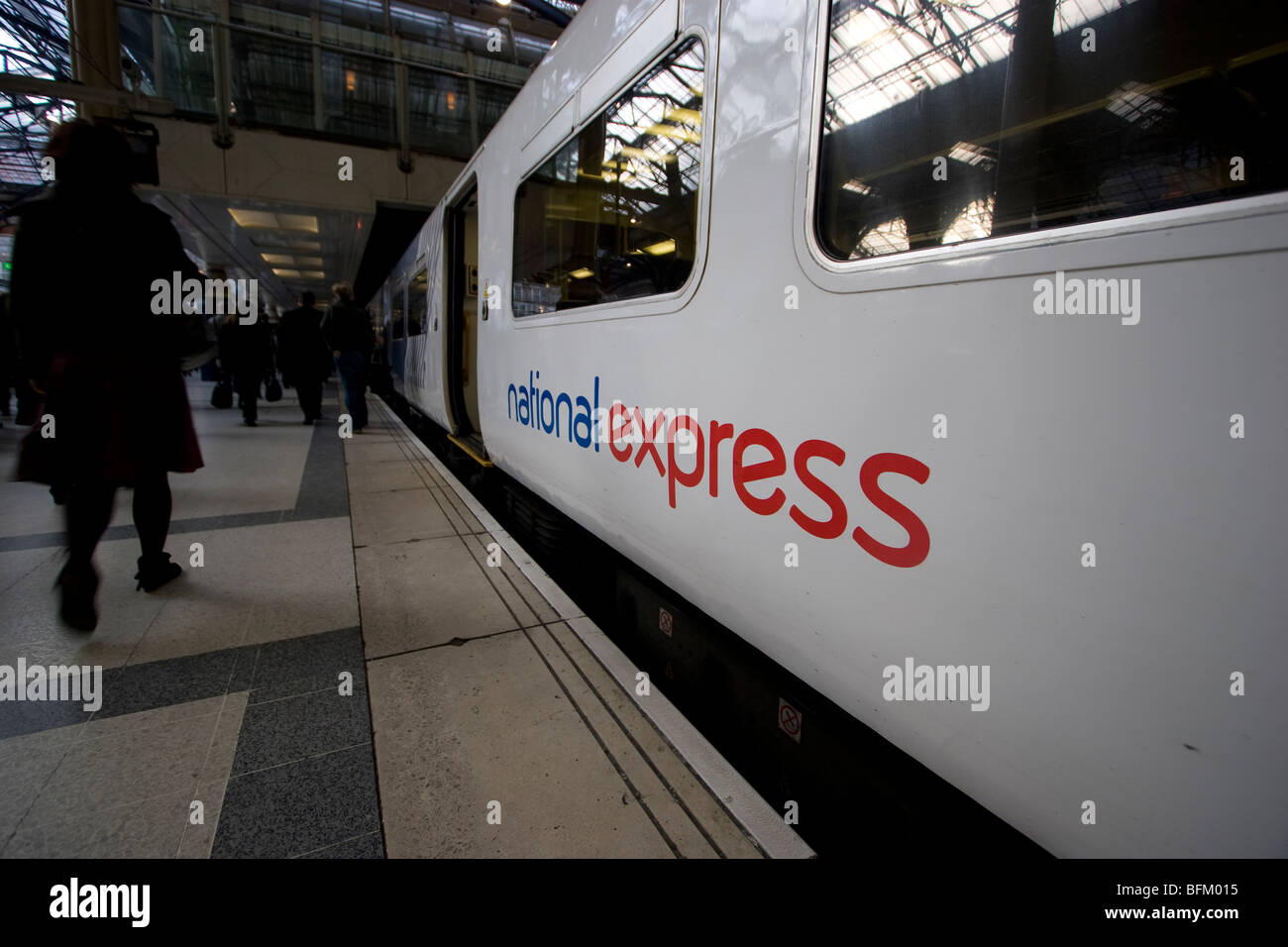 National express-Zug auf Plattform Liverpool Street London Stockfoto
