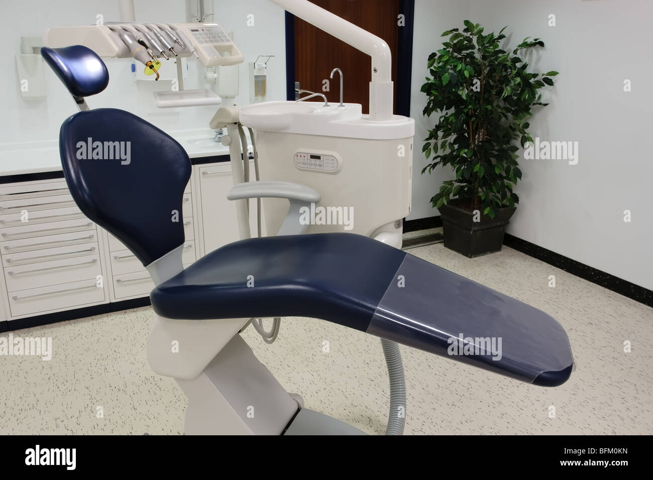 Zahnarztpraxis mit blauen Stuhl und Werkzeuge Stockfoto