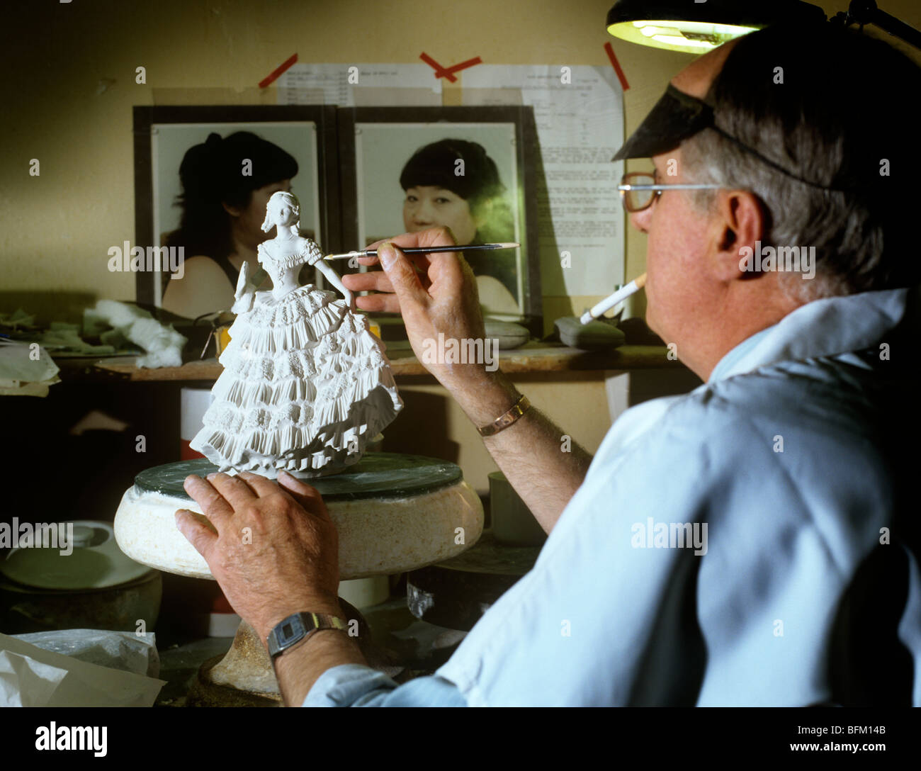 Großbritannien, England, Worcestershire, Royal Worcester Fabrik, Töpfer Michael Davies Montage Figur der 1990er Jahre Stockfoto