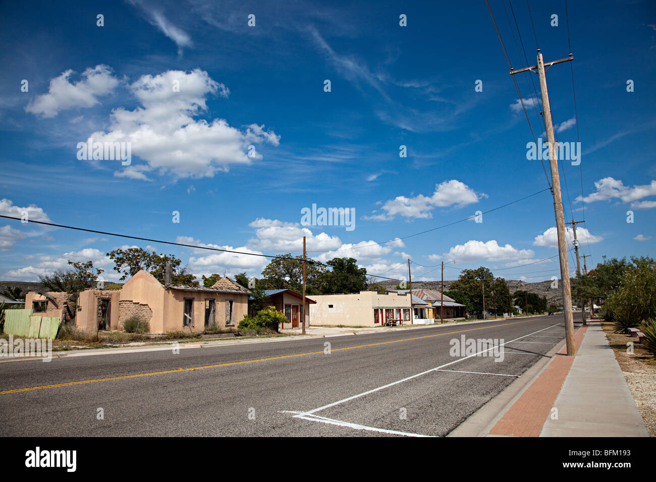 Leere Autobahn durch Stadt von Sanderson Texas USA Stockfoto