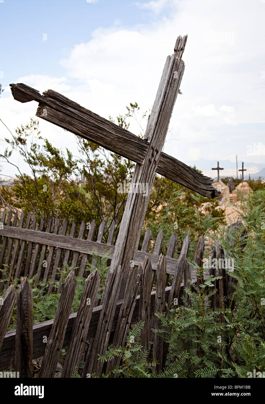 Alten gebrochenen hölzerne Grab Kreuze Terlingua Friedhof Texas USA Stockfoto