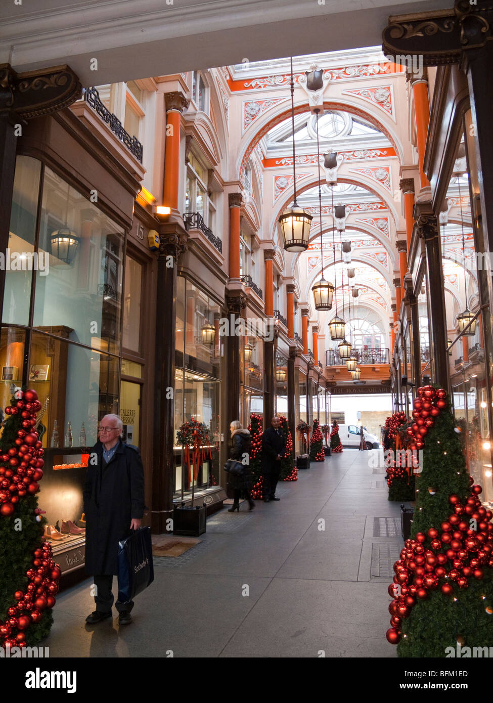 Royal Arcade, Weihnachten anzuzeigen, Old Bond Street, Mayfair, London, England, UK Stockfoto