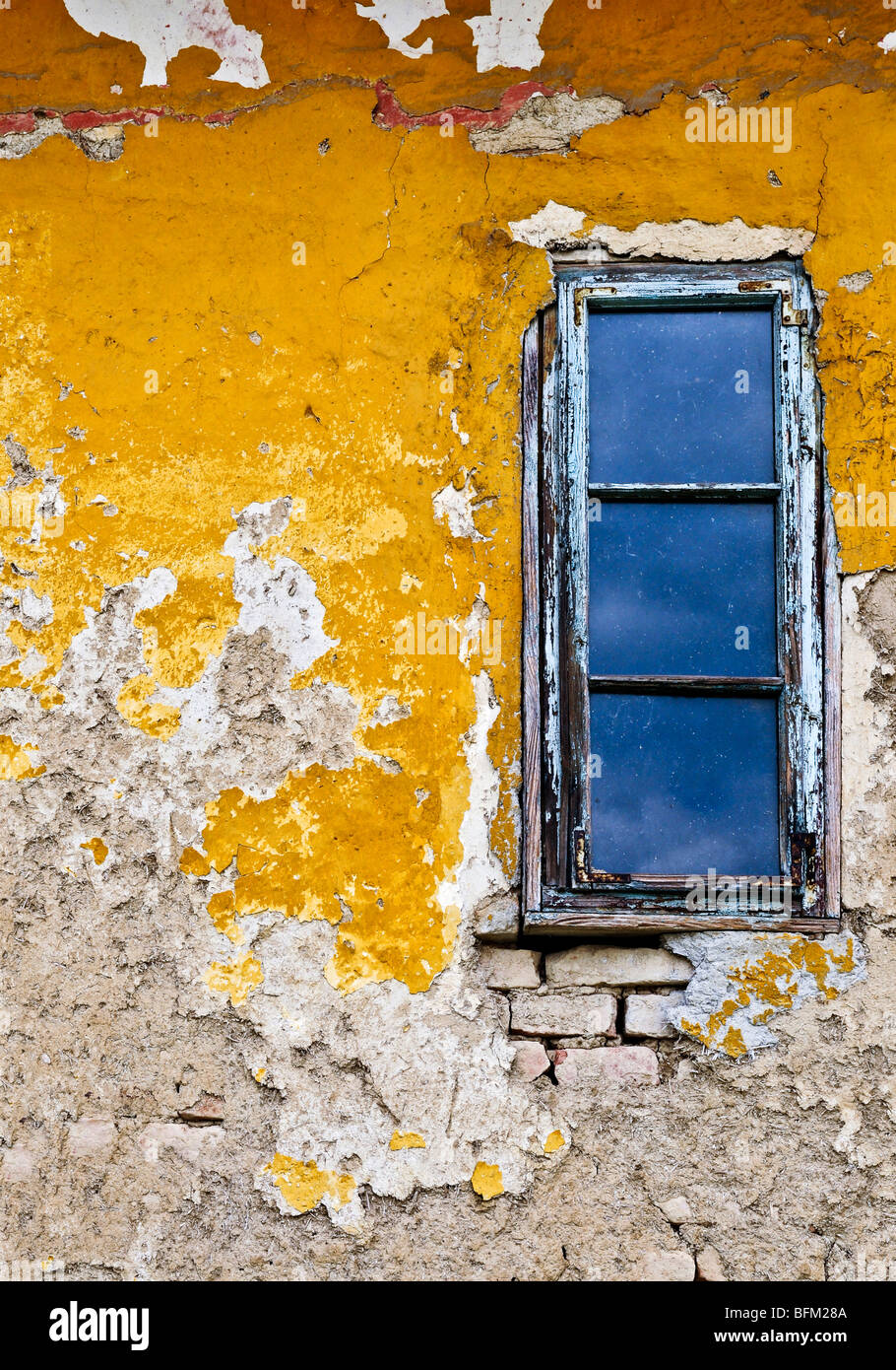 Alten verwitterten bemalten Wand und Fenster für Grunge Hintergrund Stockfoto