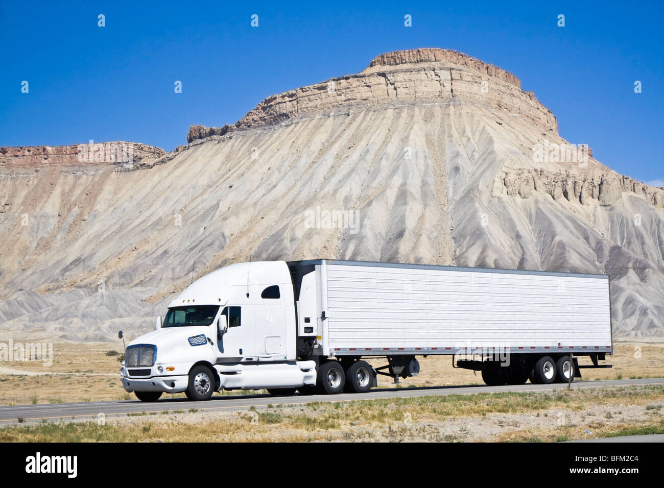 Weißen Sattelschlepper fahren in Colorado Stockfoto Weißen Sattelschlepper fahren in Colorado Stockfoto