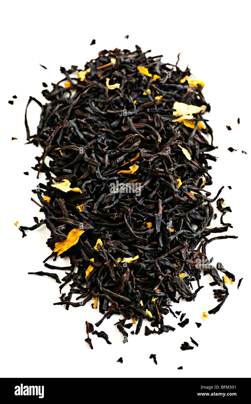 Haufen von schwarzem Tee Blätter isolierten auf weißen Hintergrund Stockfoto