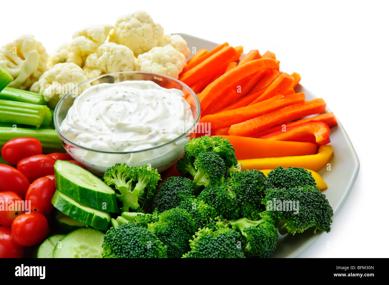 Platte mit verschiedene frische Gemüse mit dip Stockfoto