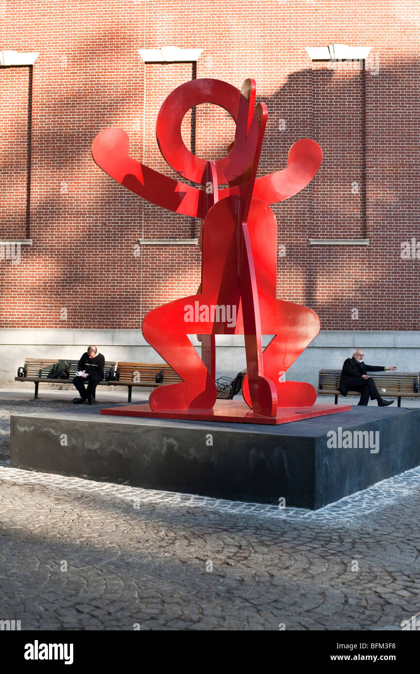 skurrilen leuchtend roten Metall-Skulptur Figur balancieren auf einen Hund von Keith Haring in kleinen Platz installiert lower Manhattan Stockfoto