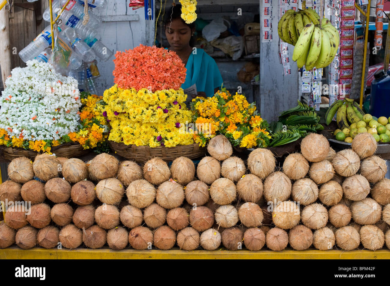 Hinduistische Frau verkaufen religiöse Angebote für hinduistische Puja, von einer Karre in der Straße. Andhra Pradesh, Indien Stockfoto