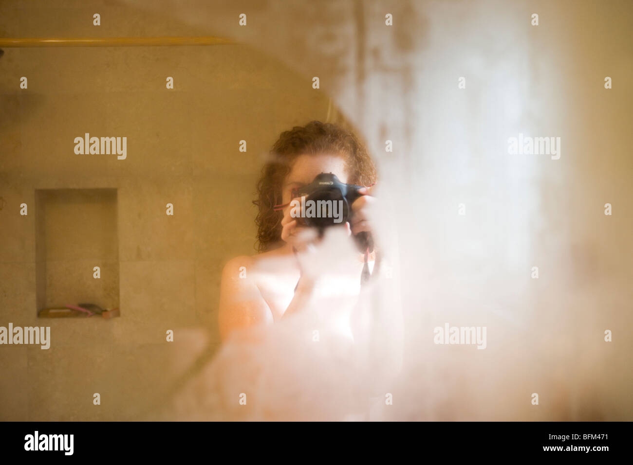 Fotograf Selbstportrait Spiegelung im Badezimmerspiegel Stockfoto