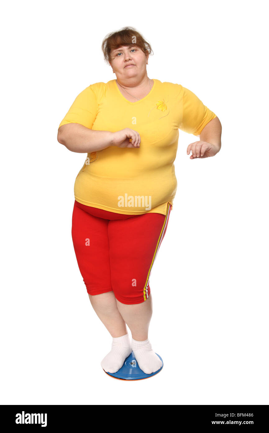 übergewichtige Frau auf Gymnastik Disc isoliert auf weiss Stockfoto