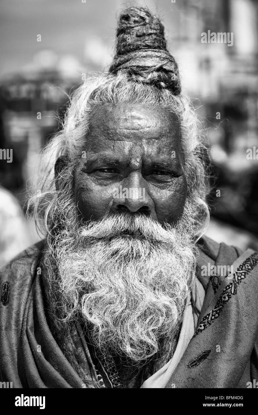 Indischen sadhu Portrait. Andhra Pradesh, Indien. Schwarzweiß Stockfoto