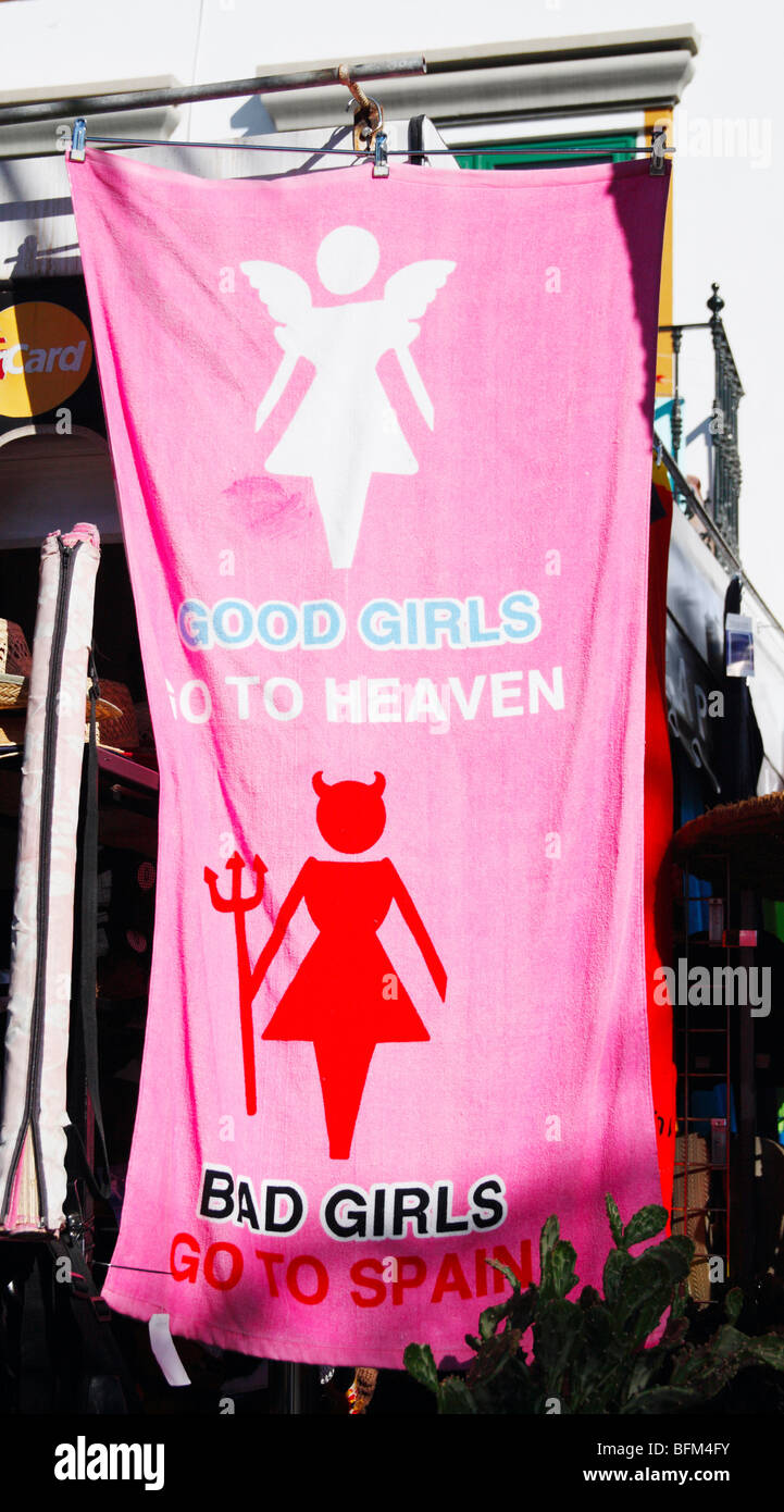 Handtuch am Marktstand in Spanien; sagt: "gute Mädchen kommen in den Himmel, böse Mädchen gehen nach Spanien" Stockfoto