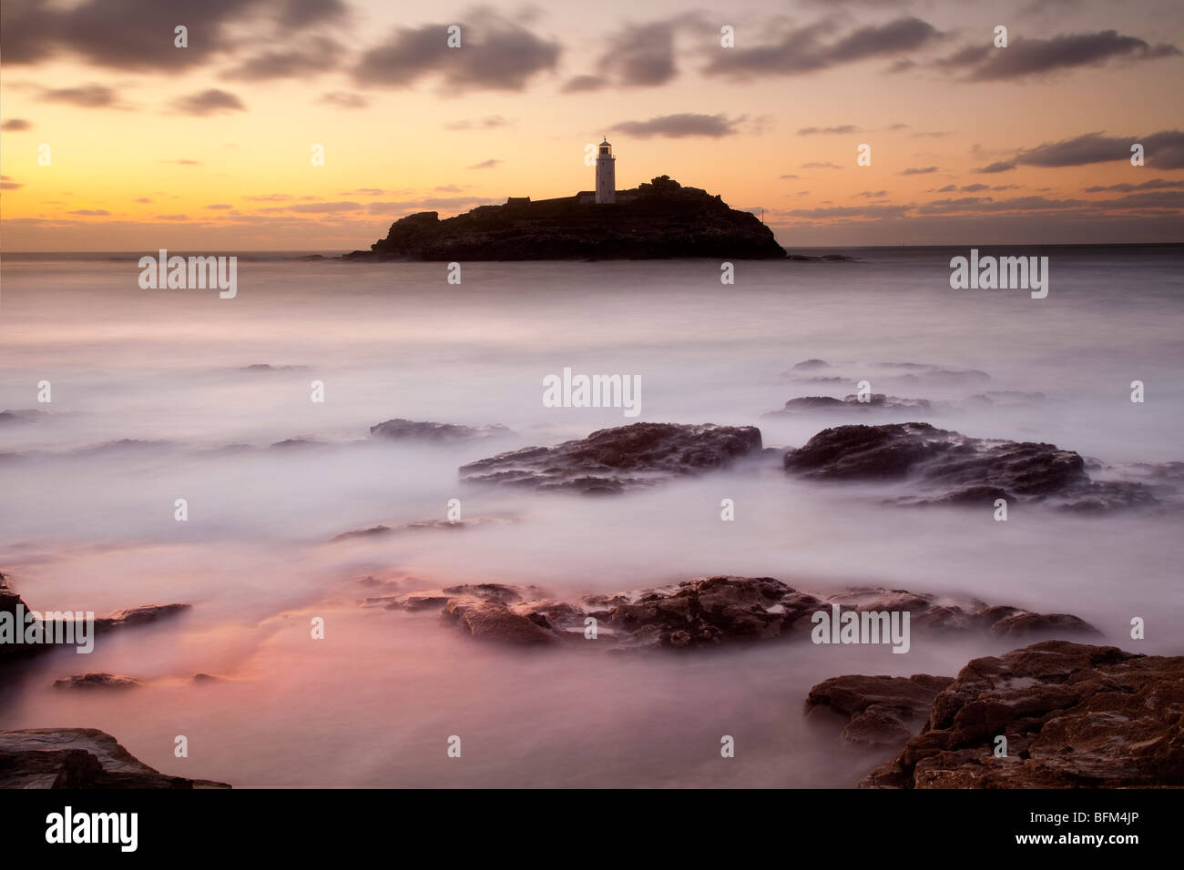 Flut an Sonnenuntergang, Godrevy Point und Leuchtturm, St. Ives Bay, North Cornwall Stockfoto