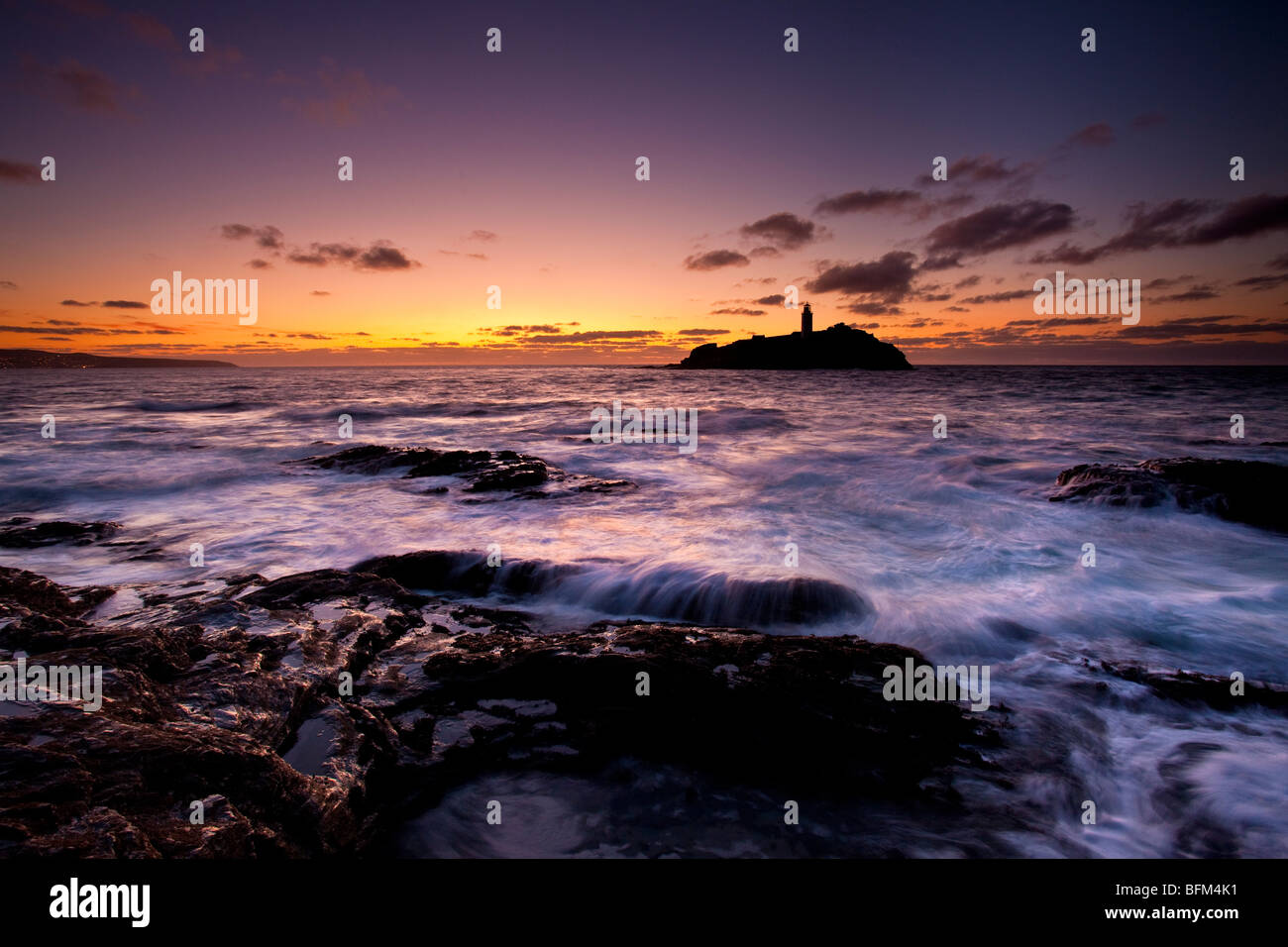 Flut an Sonnenuntergang, Godrevy Point und Leuchtturm, St. Ives Bay, North Cornwall Stockfoto