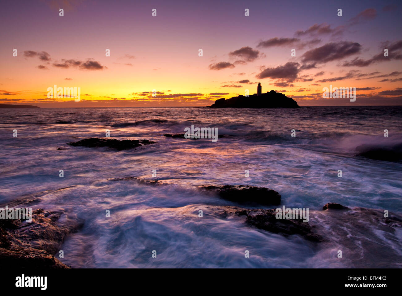 Flut an Sonnenuntergang, Godrevy Point und Leuchtturm, St. Ives Bay, North Cornwall Stockfoto