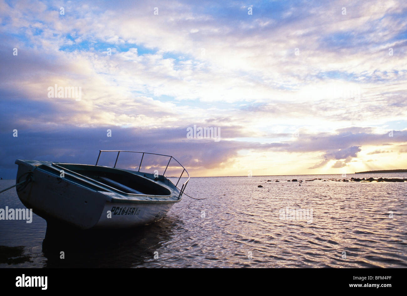Boot bei Sonnenuntergang, Mauritius Stockfoto