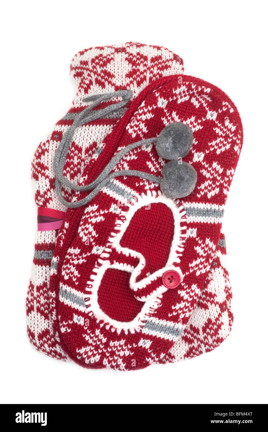Rote und weiße Wolle Warmwasser Flaschenabdeckung und vor dem Schlafengehen Hausschuhe set Stockfoto