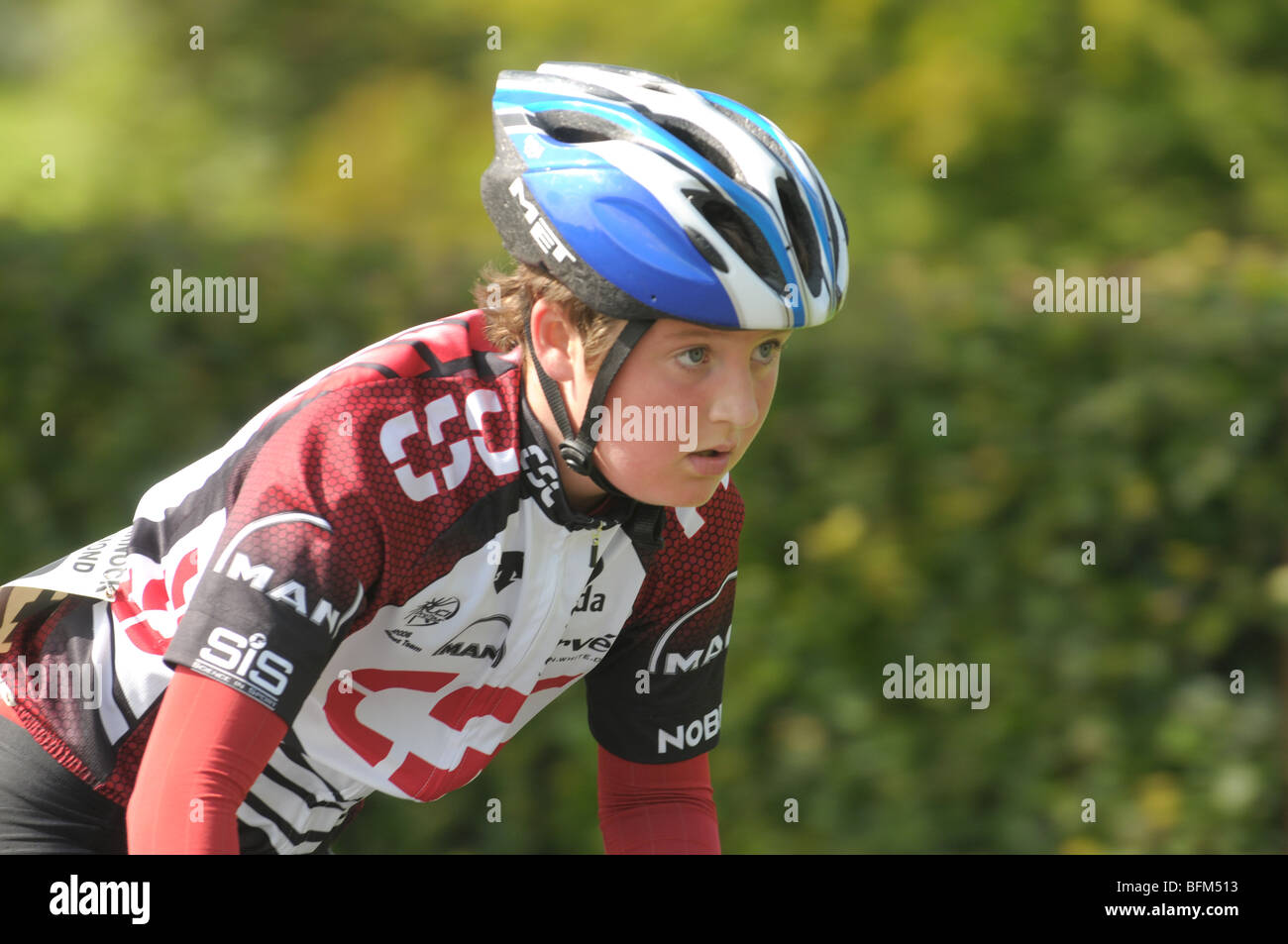 Ein junges Mädchen reitet ihr Fahrrad in einem Wettbewerb. Stockfoto