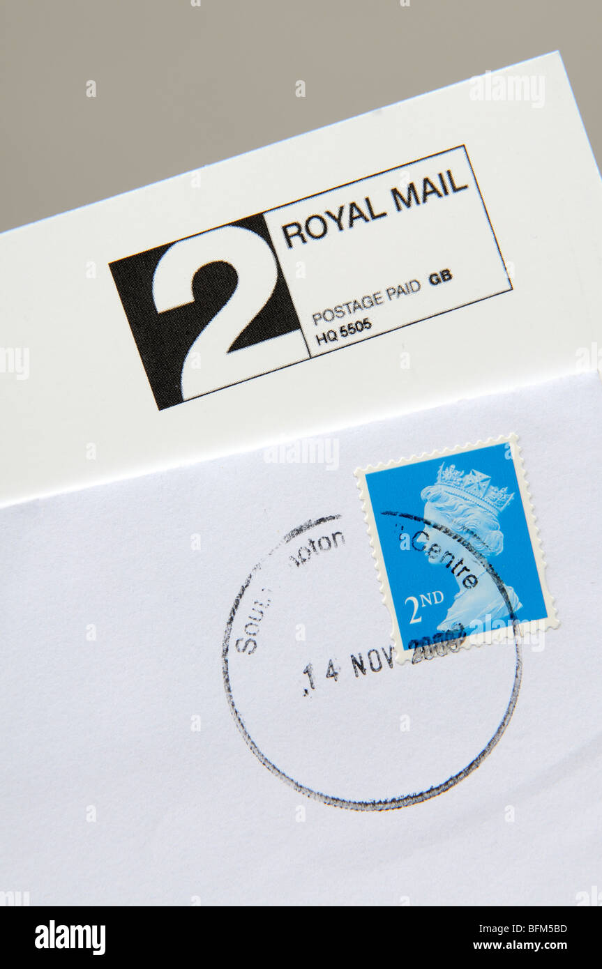 2. Klasse frankiert Label Royal Mail und blauer Stempel Stockfoto