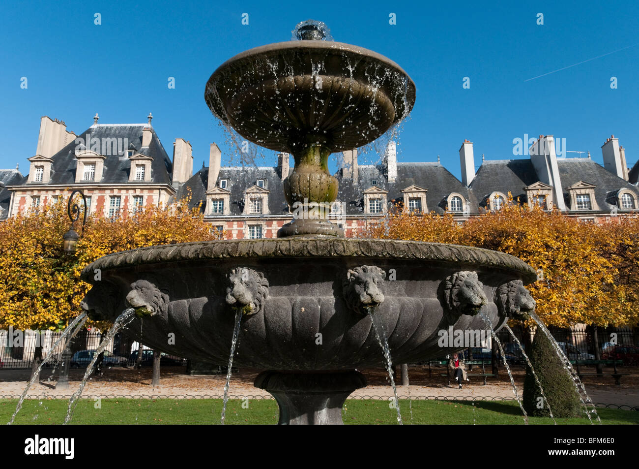 Brunnen auf der Place des Vosges, Le Marais, Paris, Frankreich Stockfoto