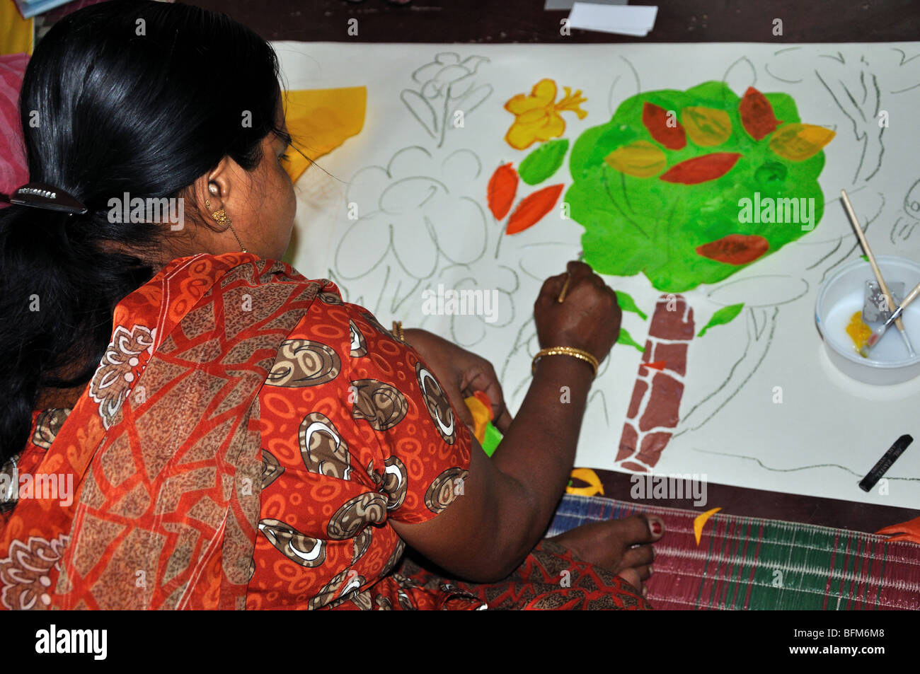 Damen Seidenpapier Collage Workshop in einem Dorf in der Nähe von Kalkutta, Westbengalen Stockfoto