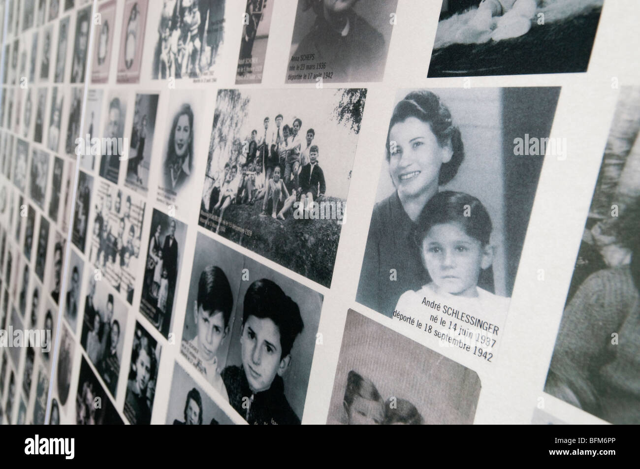 Das Denkmal für die Kinder, Fotos jüdischer Kinder, die aus Frankreich deportiert wurden, im Holocaust-Gedenkmuseum in Paris Stockfoto