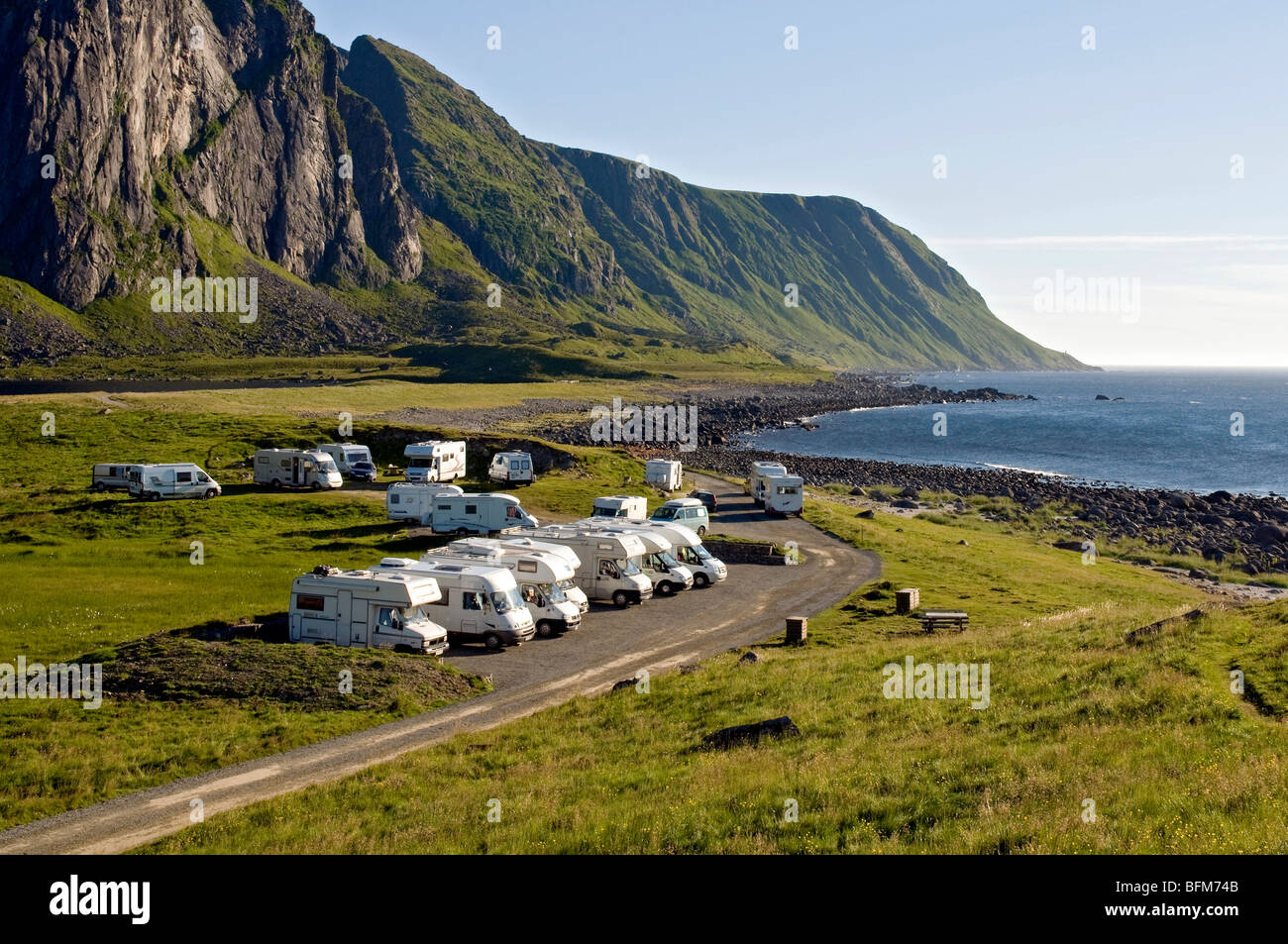 Wohnmobile am Meer in Eggum, Lofoten, Nord-Norwegen Stockfoto