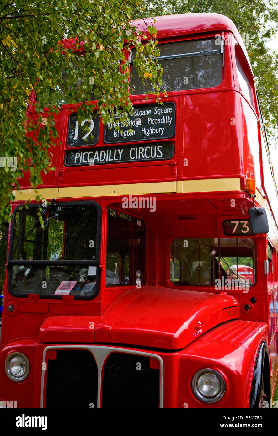 Doppeldecker-roter Londoner Bus auf dem Goodwood Revival-Festival in Chichester, West Sussex, Großbritannien Stockfoto
