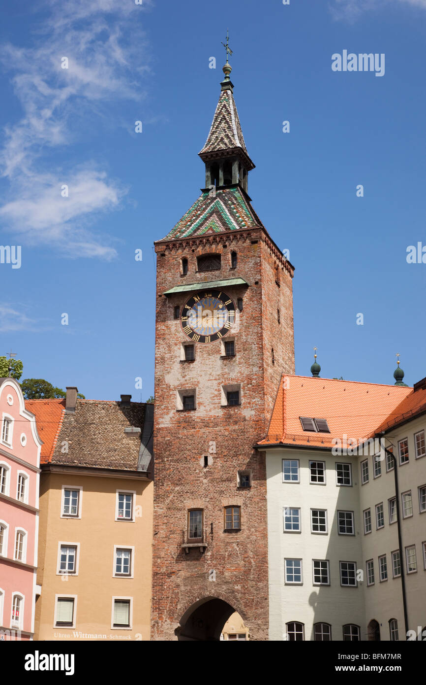 Am Hauptplatz, Landsberg am Lech, Bayern, Deutschland. Clock Tower Gateway in der historischen Altstadt der ummauerten Stadt an romantischen Straße Stockfoto