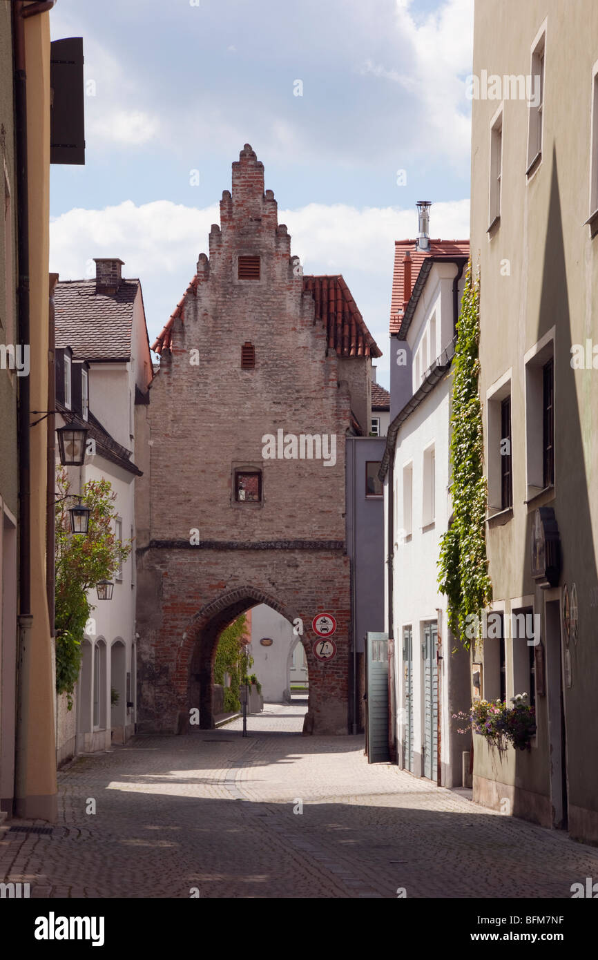 Landsberg am Lech, Bayern, Deutschland, Europa. Gateway und gepflasterten Straße in der historischen Altstadt ummauerten Stadt entlang der romantischen Straße Stockfoto