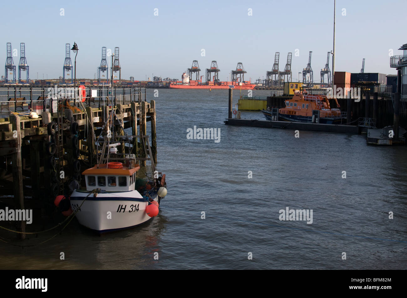 Ein Fischerboot vor Anker auf dem Pier in Harwich (Essex, England). Stockfoto
