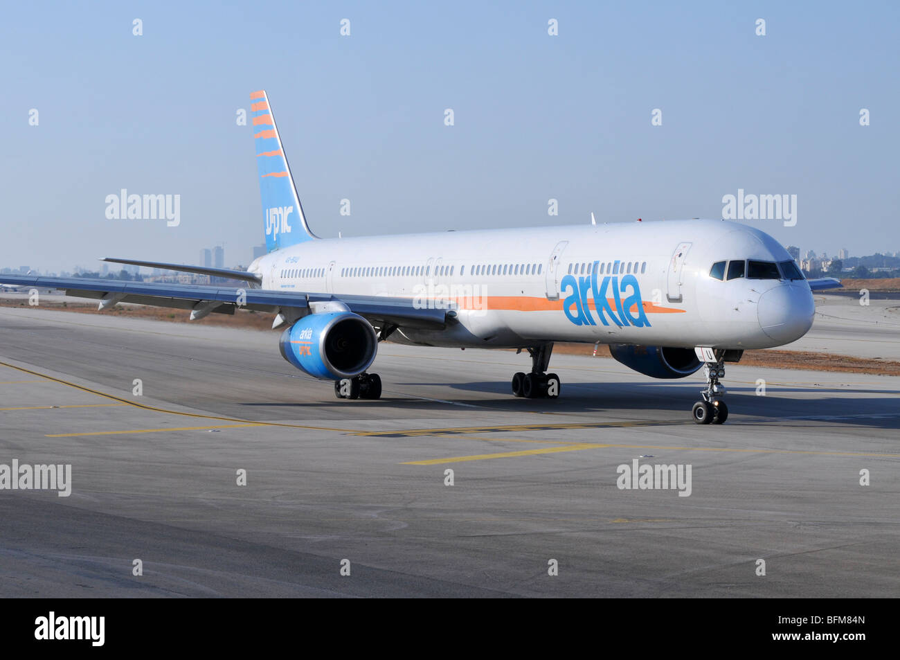 Israel, Ben-Gurion international Airport Arkia Boeing 757-300 Passagier-Jet startklar Stockfoto