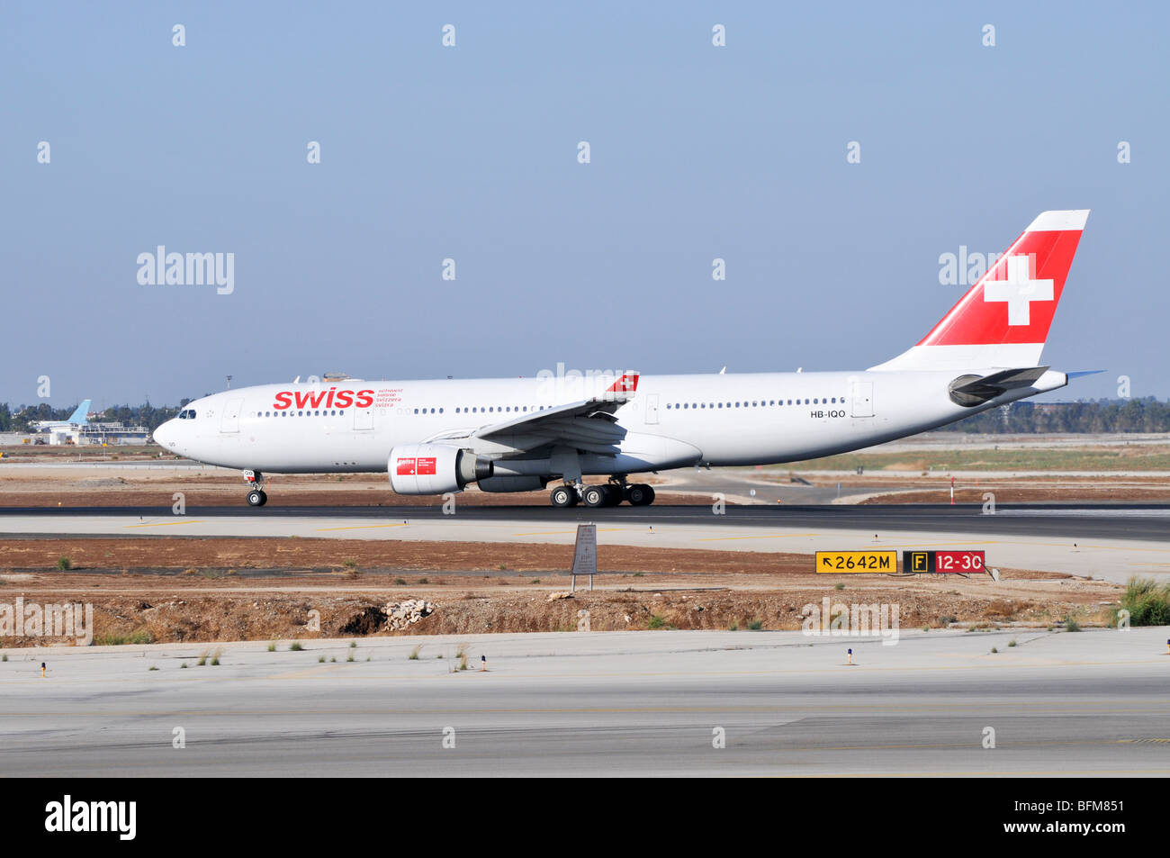 Israel, Ben-Gurion international Airport Schweizer Passagier-Jet startklar Stockfoto