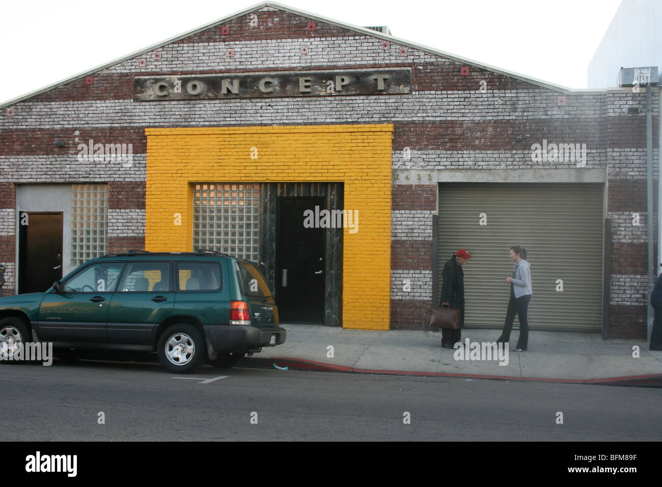 Leute reden vor der alten Ziegel Gebäude, industrielle Umgebung, Los Angeles, Kalifornien Stockfoto