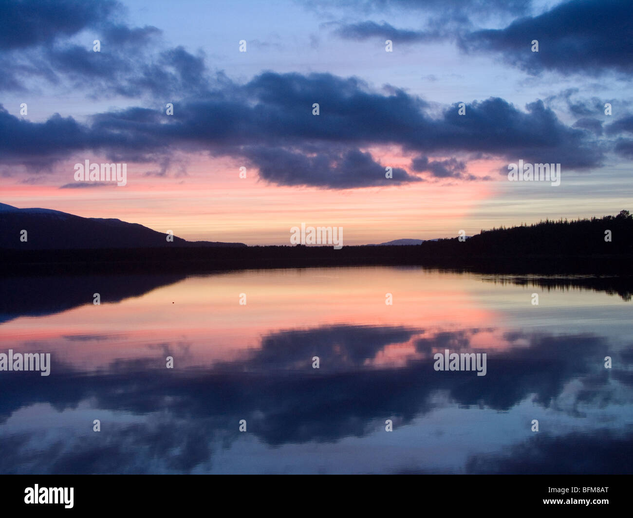 Sonnenuntergang über Loch Morlich, Aviemore, Highlands, Schottland Stockfoto