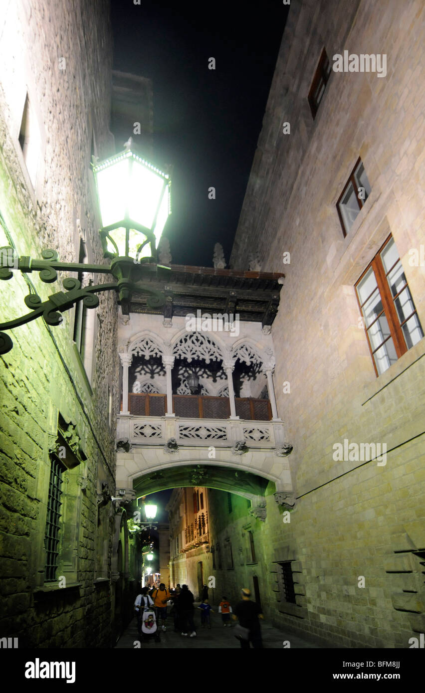 Die gotische Brücke im Carrer del Bisbe im Stadtteil Barri Gotic in Barcelona, Spanien Stockfoto