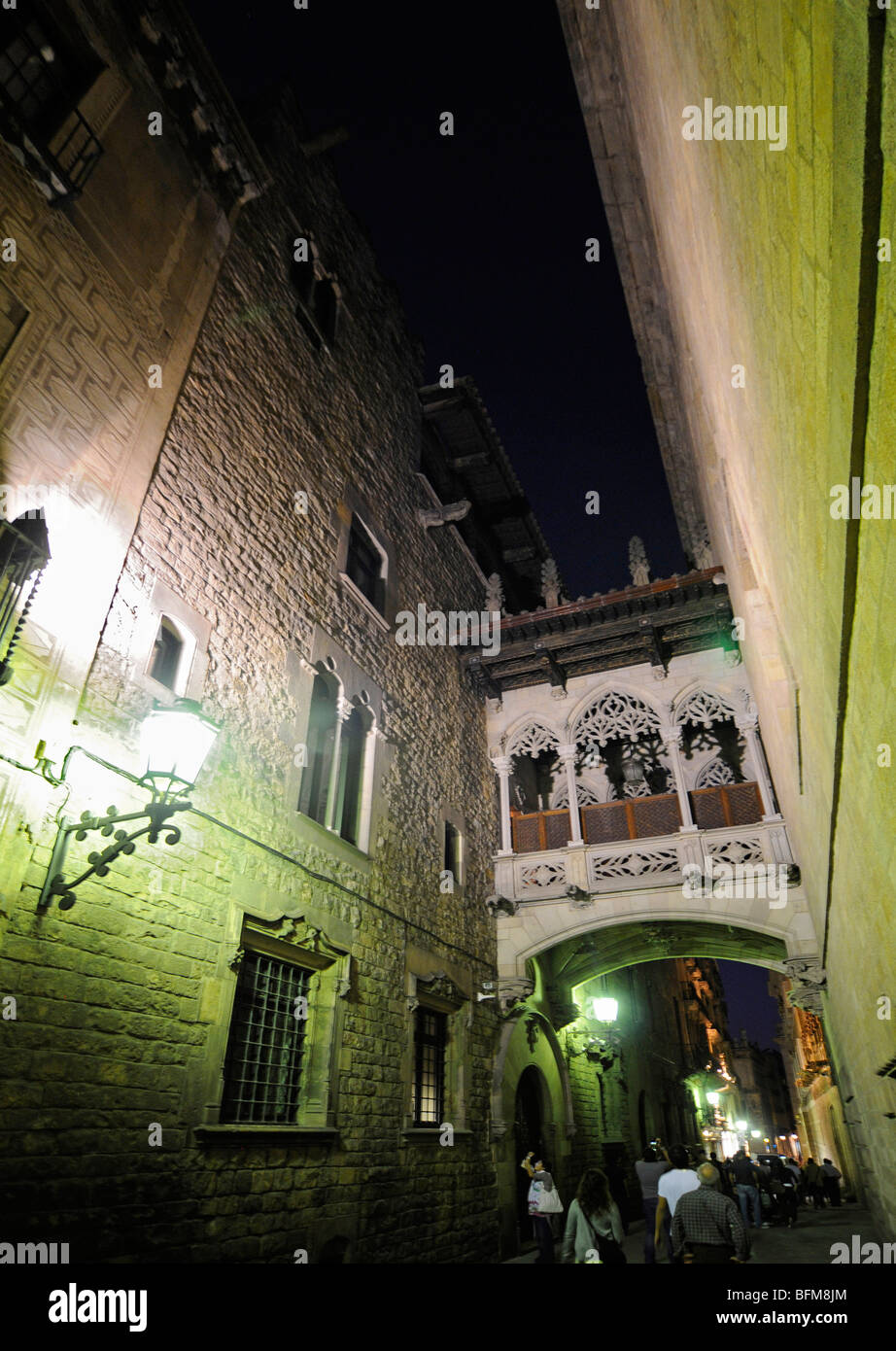 Die gotische Brücke im Carrer del Bisbe im Stadtteil Barri Gotic in Barcelona, Spanien Stockfoto