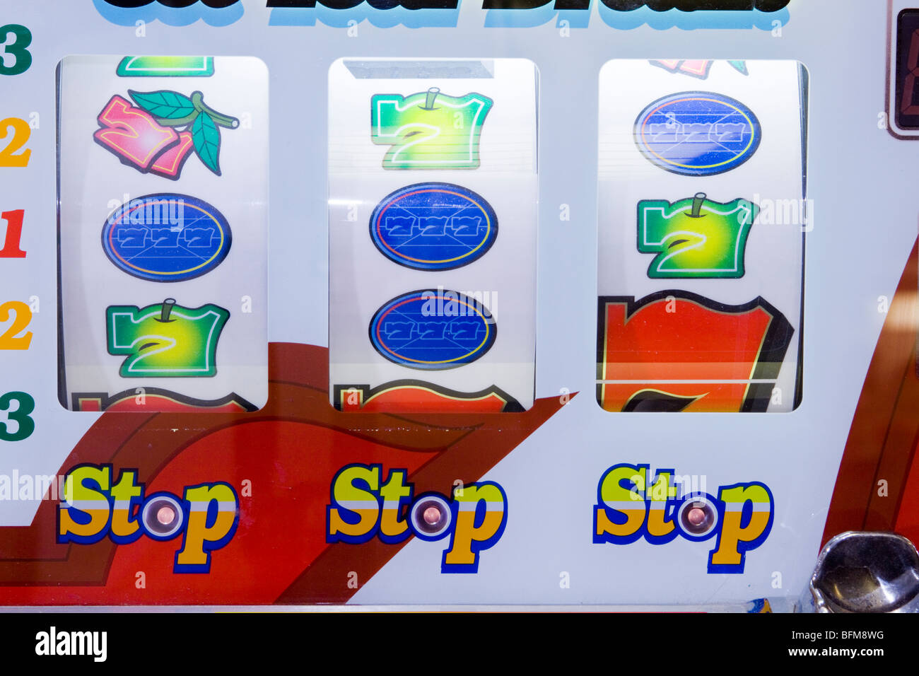 Japanische Spielautomaten, auch bekannt als Pachisuro, ein Nachkomme des traditionellen japanischen Pachinko Spiel. Stockfoto