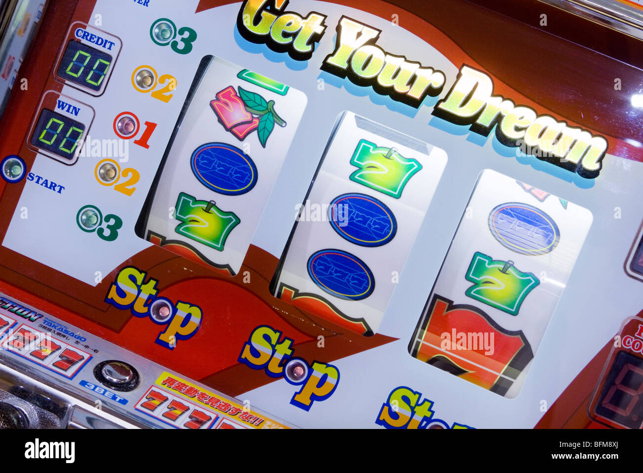 Japanische Spielautomaten, auch bekannt als Pachisuro, ein Nachkomme des traditionellen japanischen Pachinko Spiel. Stockfoto