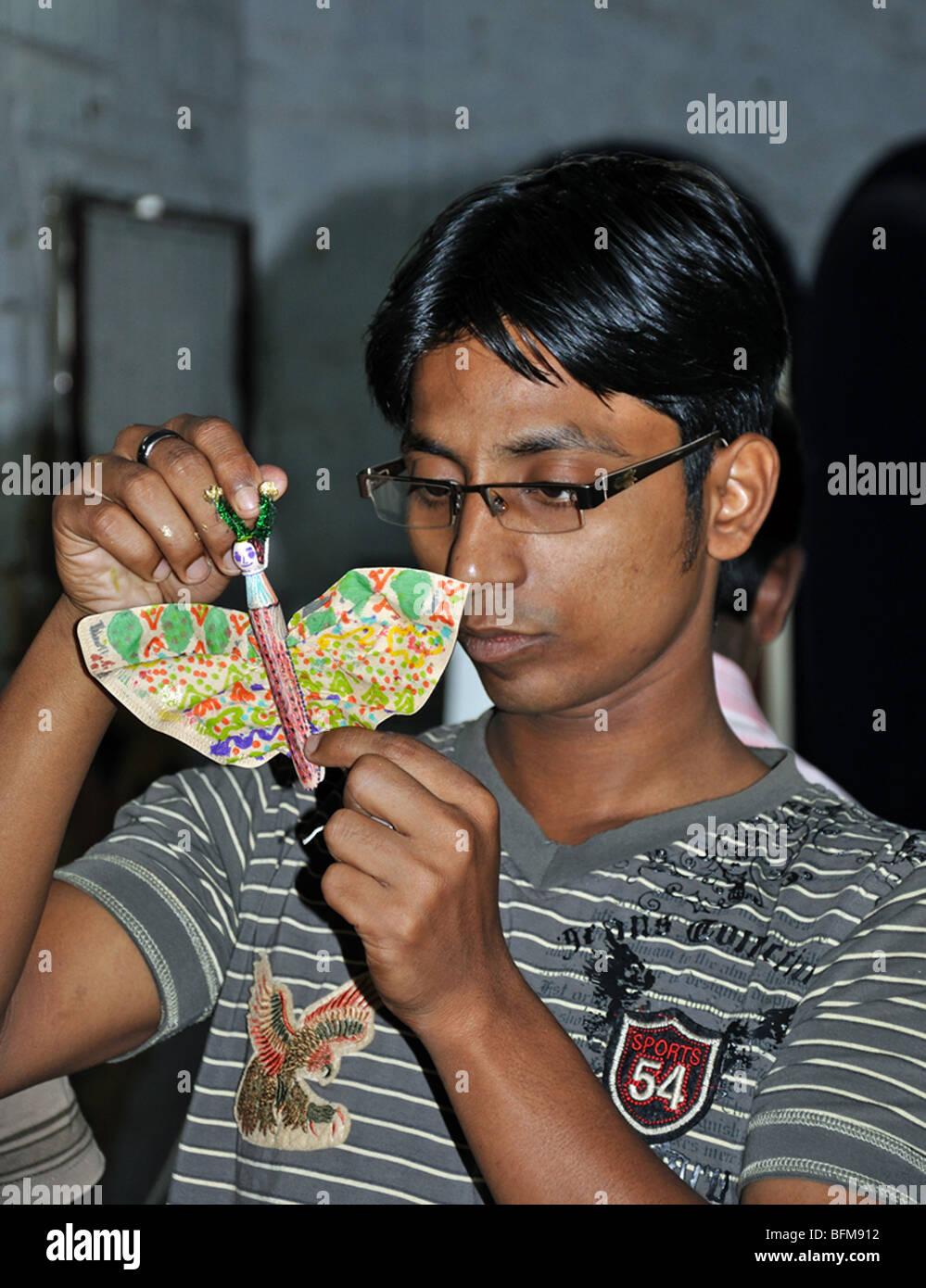 Einen Workshop machen Kaffee Filter Schmetterlinge mit Teenagern im Rajarhat Centre, in der Nähe von Kolkata (Kalkutta), Westbengalen, Indien Stockfoto